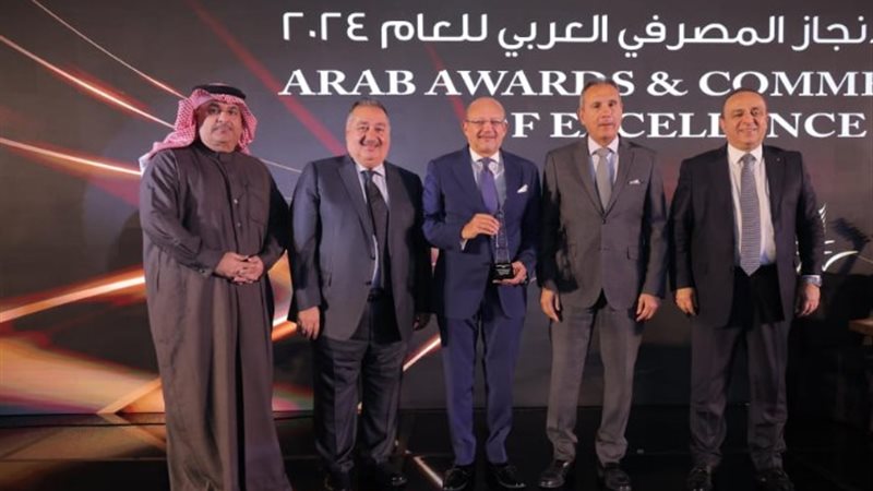 الرئيس التنفيذي لبنك التنمية الصناعية خلال تسلم الجائزة