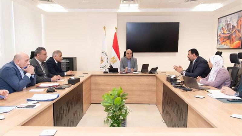 وزير الري خلال الاجتماع
