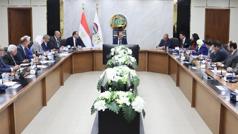 وزير قطاع الأعمال العام خلال اجتماعه بقطاع الغزل والنسيج