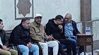 عصام كاريكا أول الحاضرين عزاء الفنان الراحل عادل الفار