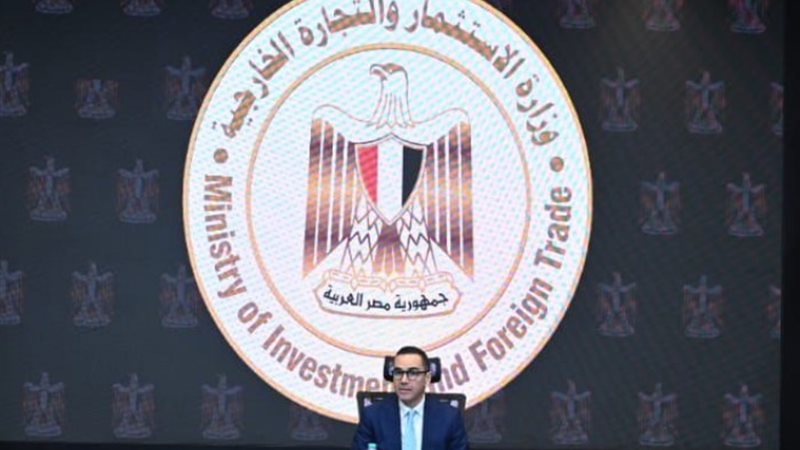وزير الاستثمار والتجارة الخارجية أثناء الاجتماع