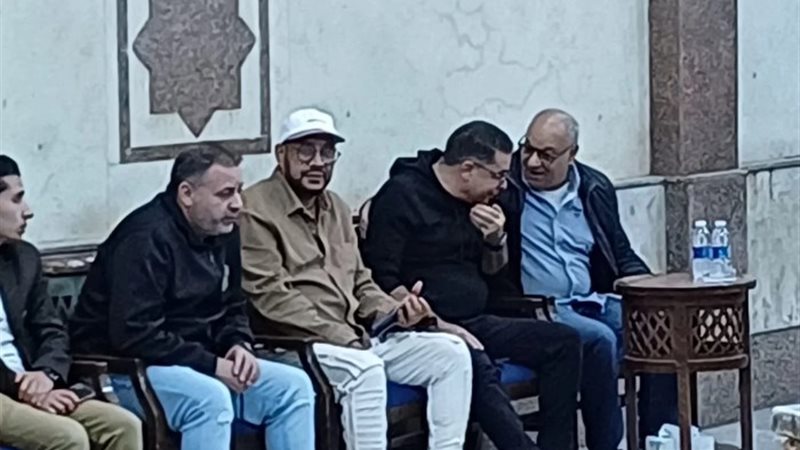 عصام كاريكا في عزاء الفنان عادل الفار