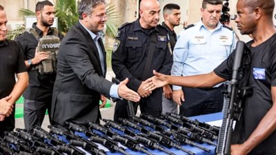 بن جفير في مرمى الاتهامات بسبب توزيع الأسلحة ومخالفات قانونية واسعة