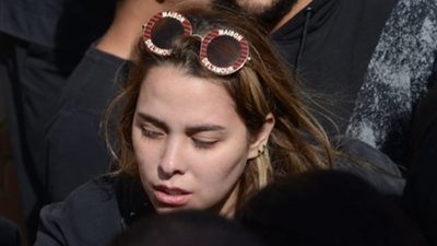 أرملة محمد رحيم تُصر على الجلوس وسط الرجال لأخذ عزاء زوجها