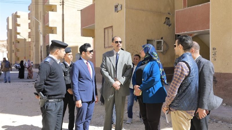 جانب من جولة المحافظ بحي الكوثر