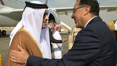 رئيس الوزراء يستقبل نظيره القطري  فى مطار القاهرة الدولي ( صور)