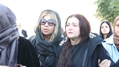 انهيار زوجة حمادة هلال في جنازة والدها