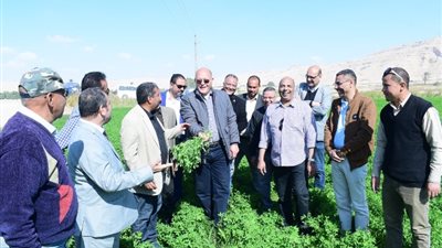 رئيس جامعة سوهاج يشارك في زراعة القمح والشعير والبرسيم بمزرعة الكوثر