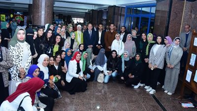 رئيس جامعة سوهاج يفتتح معرض الأعمال الفنية بكلية التربية