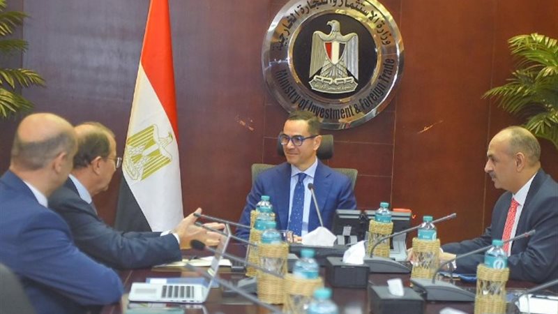 حسن الخطيب وزير الاستثمار أثناء اللقاء