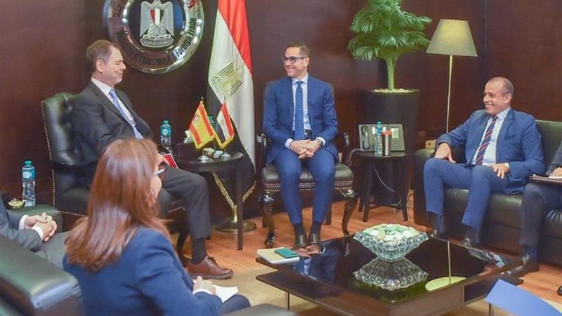 وزير الاستثمار والتجارة الخارجية خلال اللقاء