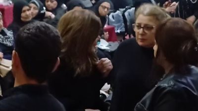 غياب نجوم الفن عن عزاء شقيق الفنانة حنان سليمان