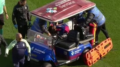 بسبب مشاكل في التنفس، نجم برشلونة يغادر مباراة لاس بالماس في الليجا (صور)