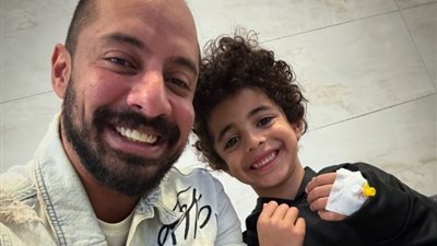 عمرو وهبة يعلن دخول نجله إلى المستشفى
