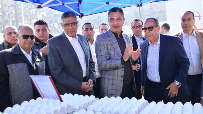 وزير التموين خلال سوق اليوم الواحد