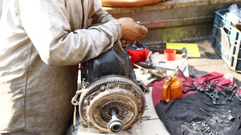 مهنة الميكانيكى تواجه مراكز الصيانة