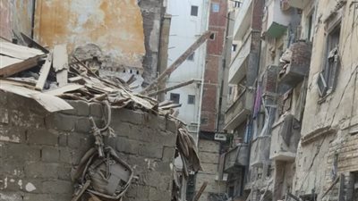 انهيار أجزاء من عقار سكني بالقاهرة وإخلاء 6 أسر