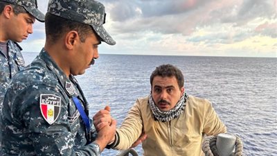 القوات البحرية تنجح فى إحباط محاولة هجرة غير شرعية لمركب على متنه 63 شخصا
