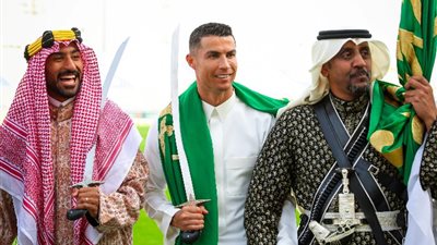 سجدة وصلاة وأذان.. ماذا فعلت بلاد الحرمين بكريستيانو رونالدو؟