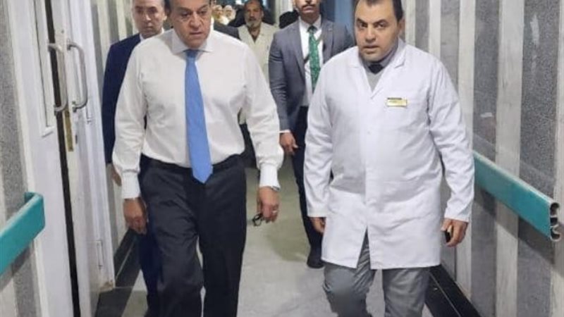 وزير الصحة خلال الزيارة