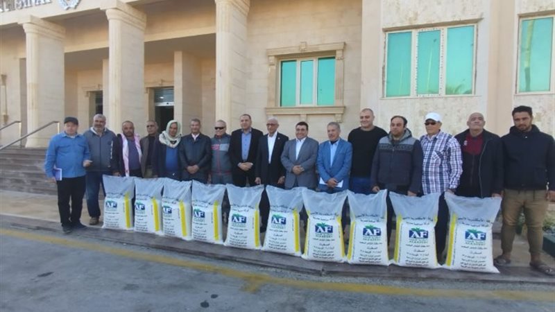توزيع السماد بسيناء