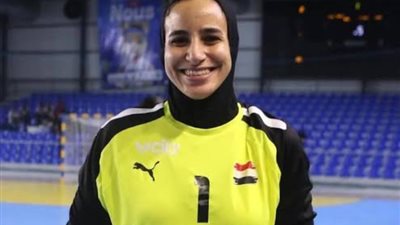 شاهد بالصور، بكاء حارسة منتخب اليد بعد تكريمها في مباراة كأفضل لاعبة
