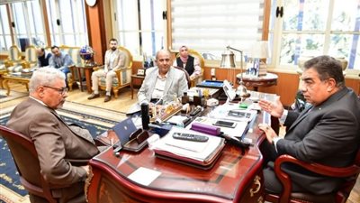 محافظ الدقهلية يستقبل وفد مجلس نقابة الأطباء لبحث معوقات الخدمات الطبية
