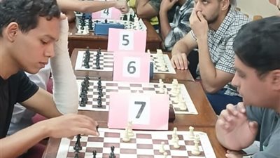 طب بشري سوهاج تحصد المركز الأول بمسابقة الشطرنج (صور)