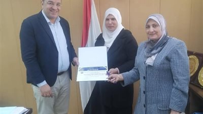 وكيل صحة الدقهلية يكرم ممرضة «البرامون» لتفانيها فى العمل