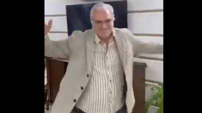 عقب سقوط بشار، فنان سوري يرقص على أغنية «بيت الأسد بندوسهم» (فيديو)