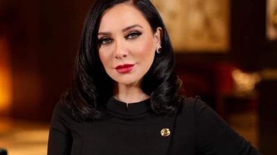 سلاف فواخرجي تحذف صورتها مع الأسد بعد سقوط نظامه اليوم