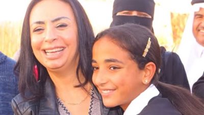 وزيرة التضامن توقف موكبها لالتقاط صور تذكارية مع أطفال سيناء