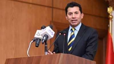أشرف صبحي يستعرض مستجدات الأعمال باستاد النادي المصري