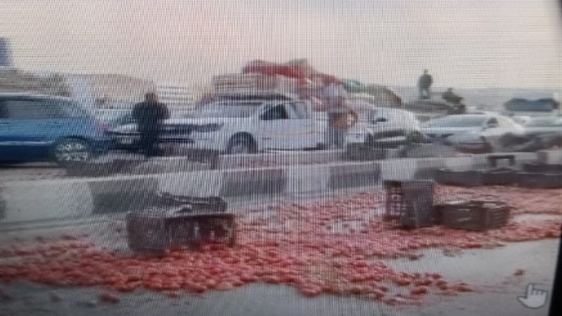انقلاب سيارة نقل طماطم