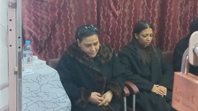 بدرية طلبة تنهار من البكاء في عزاء زوجها المخرج مصطفى سالم (صور)