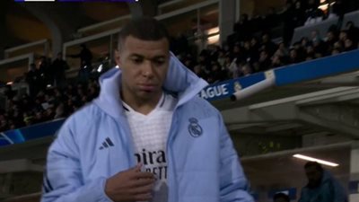 متأثرا بإصابته، مبابي يغادر مباراة ريال مدريد ضد أتالانتا (فيديو)