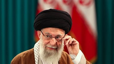 خامنئي يتهم دولة مجاورة بالضلوع في إسقاط نظام الأسد