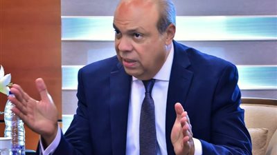 وزير الطيران يستعرض كفاءة التجربة المصرية في تطوير الملاحة الجوية في سلطنة عمان