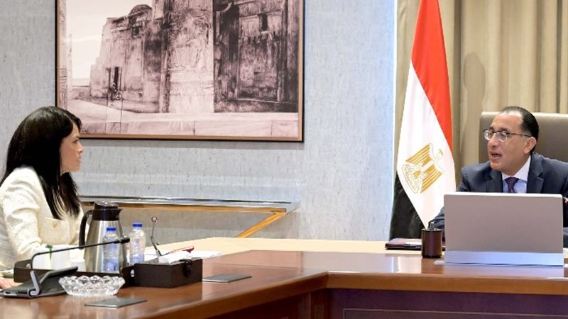 رئيس الوزراء خلال الاجتماع