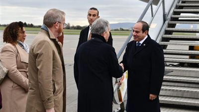 الرئيس السيسي يوقع في سجل كبار الزوار بالقصر الجمهوري الأيرلندي