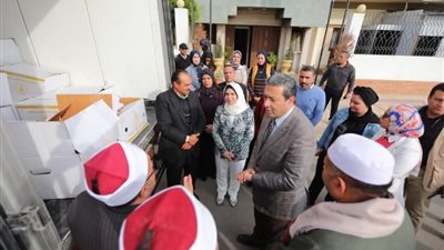 محافظ دمياط: استلام 2 طن لحوم و60 لحاف فايبر لتوزيعها على الأسر المستحقة