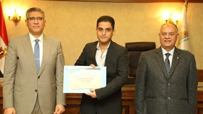 محافظ الجيزة يكرم أوائل الدورات التدريبية من موظفي الديوان العام  ( صور )