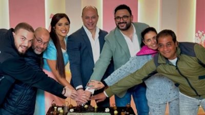 ياسمين عبدالعزيز وأكرم حسني في لوكيشن تصوير «زوجة رجل مش مهم»