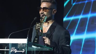 تصرف غريب من أحمد سعد أثناء تكريمه في السعودية، ما القصة؟