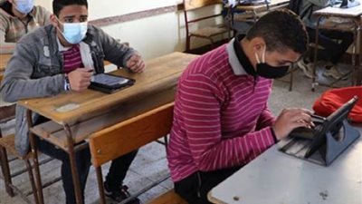 أولياء الأمور يستغيثون من قرار وزير «التعليم» الخاص بالتابلت، ما القصة؟