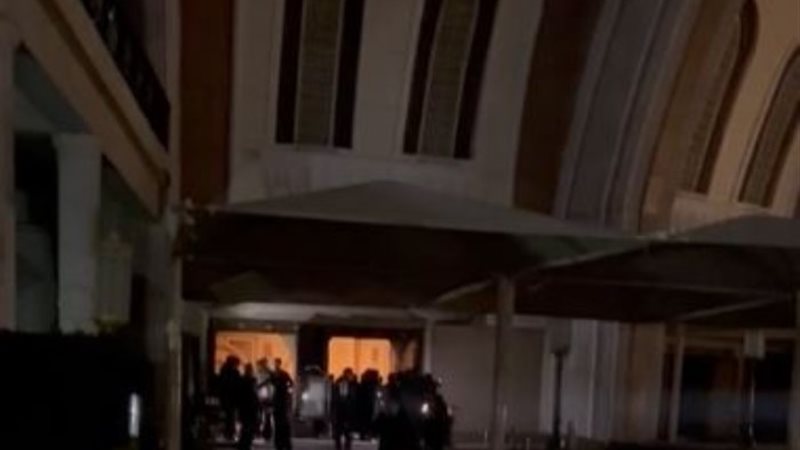 انقطاع الكهرباء في العزاء الثاني للراحل المخرج الراحل مصطفى
