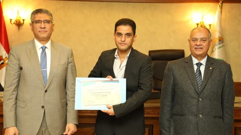 محافظ الجيزة يكرم موظفي الديوان العام