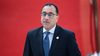مدبولي يشاهد فيلمًا تسجيليًا لملحمة بناء أكبر محطة طاقة شمسية في أفريقيا