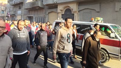 المئات يشيعون جنازة شاب بعد إصابته في انفجار أسطوانة غاز في الغربية