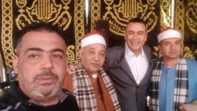 ضحك وبكى وسيلفي، 30 صورة من عزاء والدة عصام الحضري بكفر البطيخ